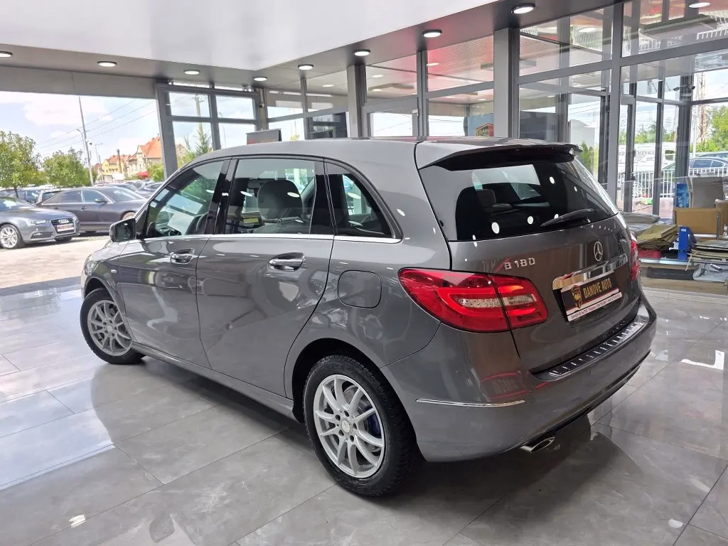 Mercedes-Benz B 180