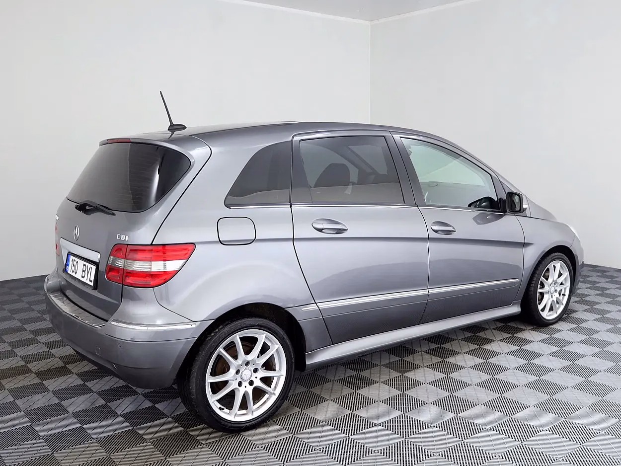 Mercedes-Benz B 180