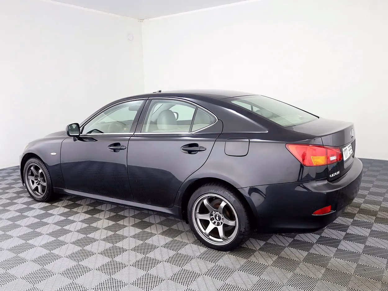 Lexus IS 220