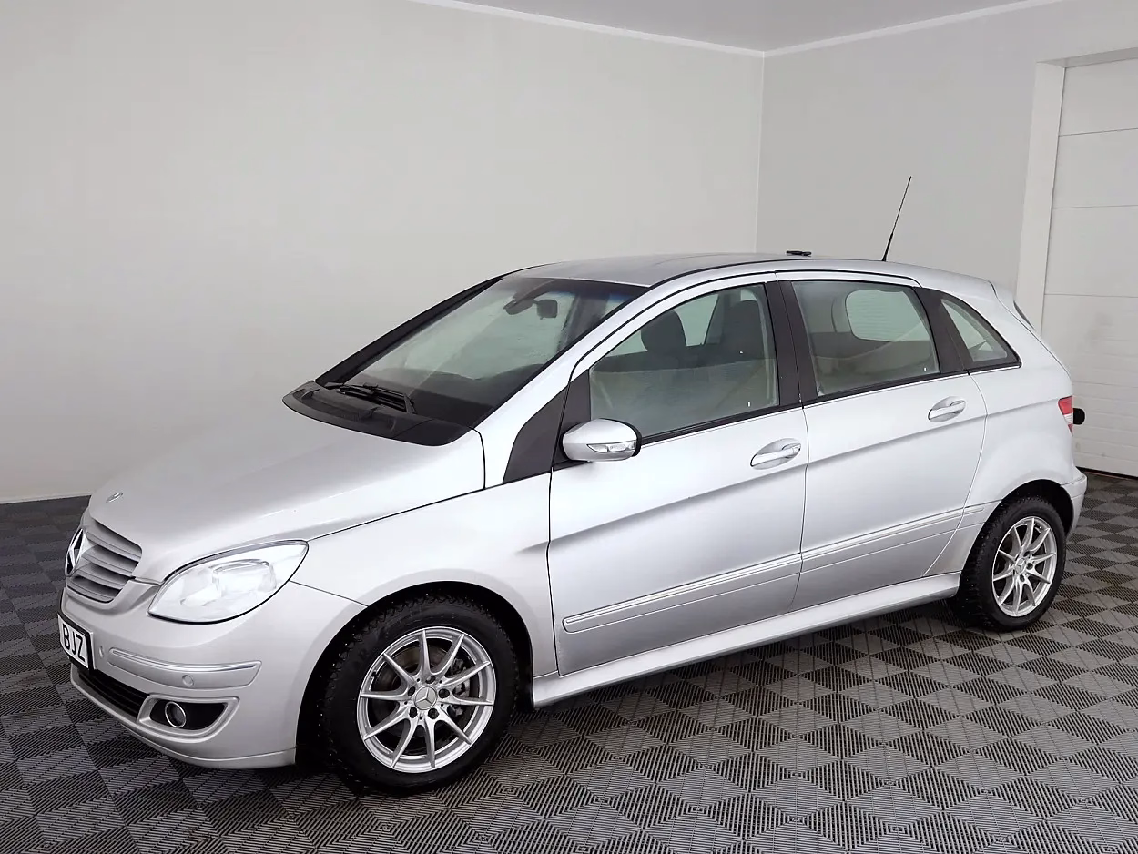 Mercedes-Benz B 180