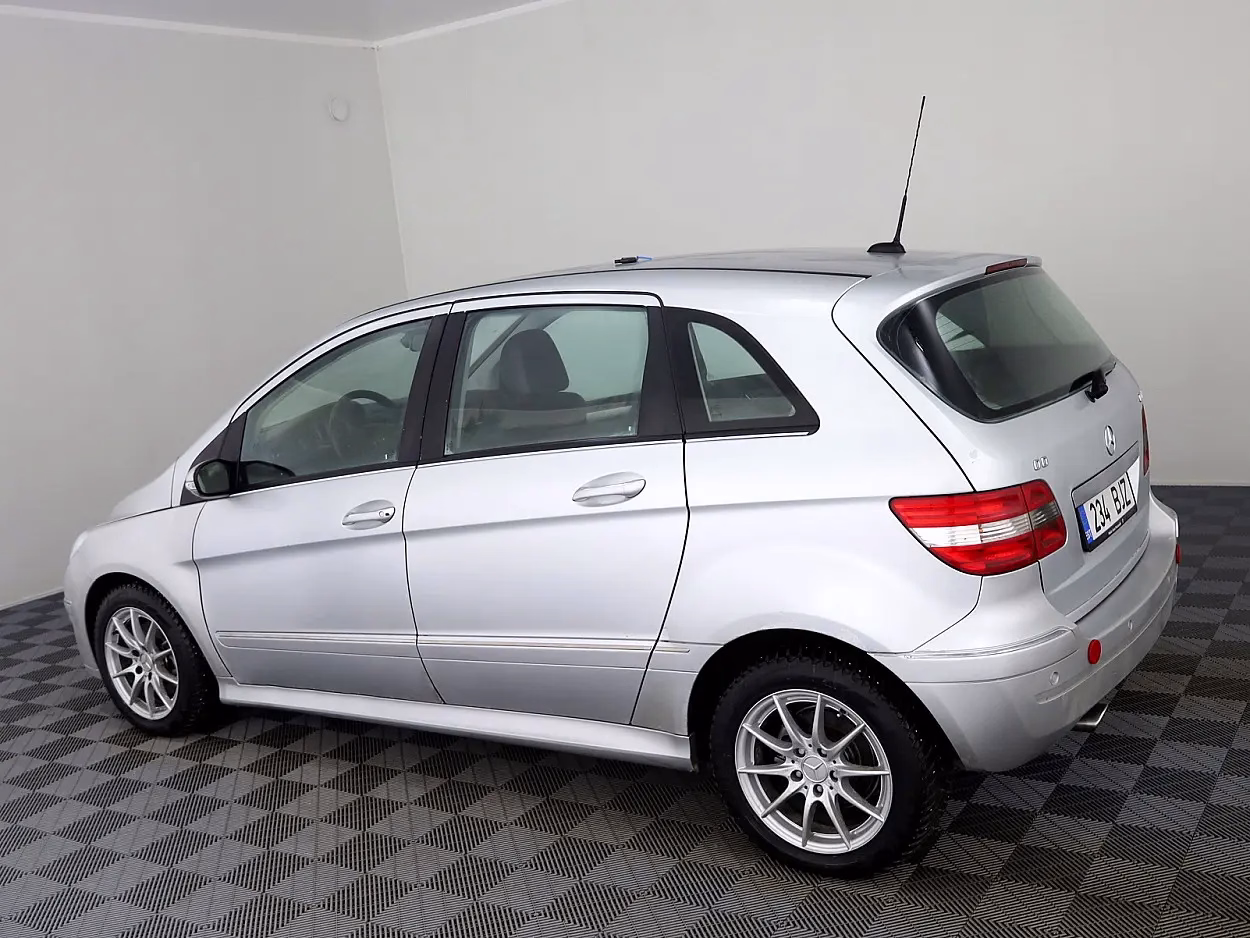 Mercedes-Benz B 180
