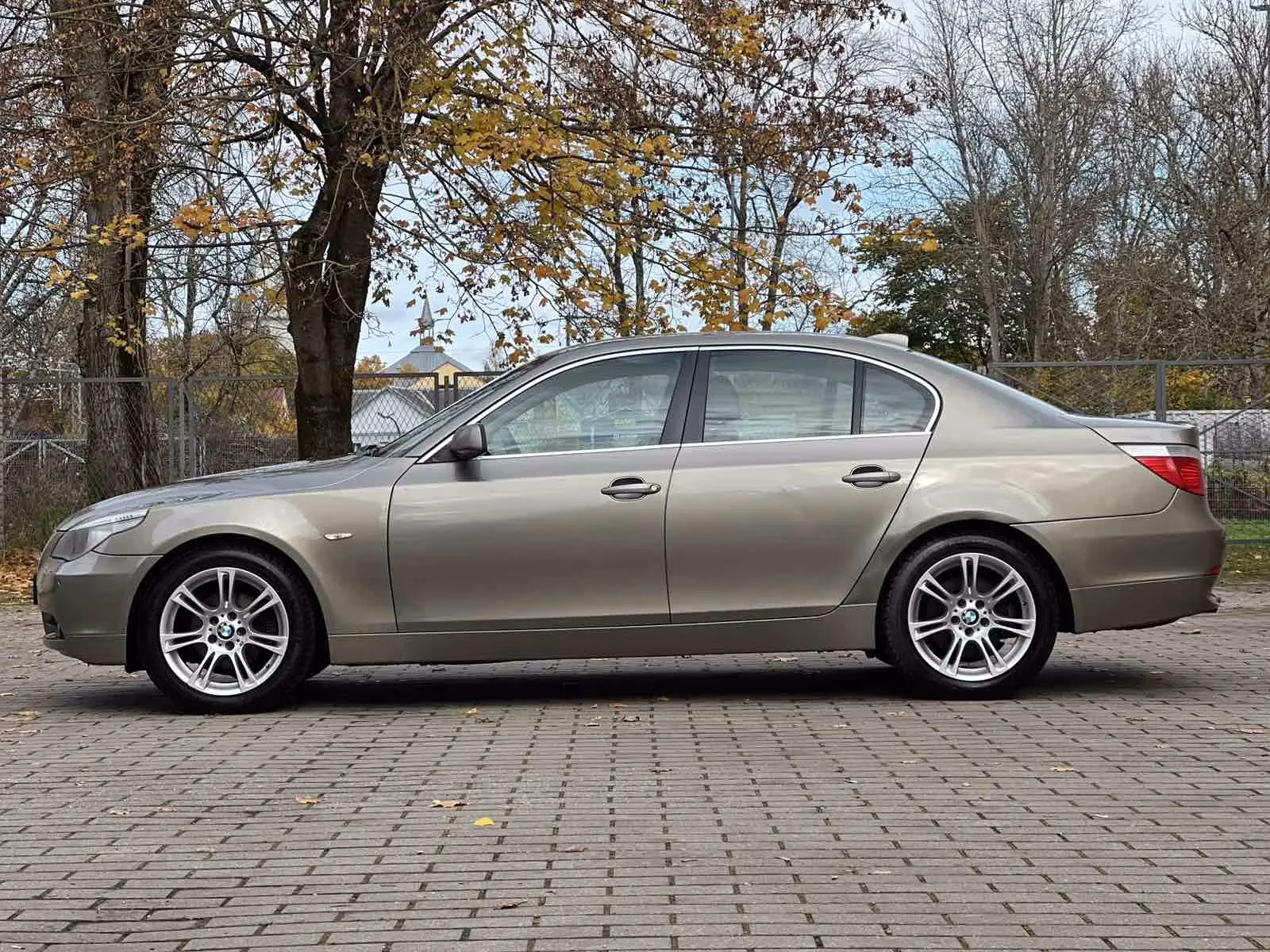 BMW 523
