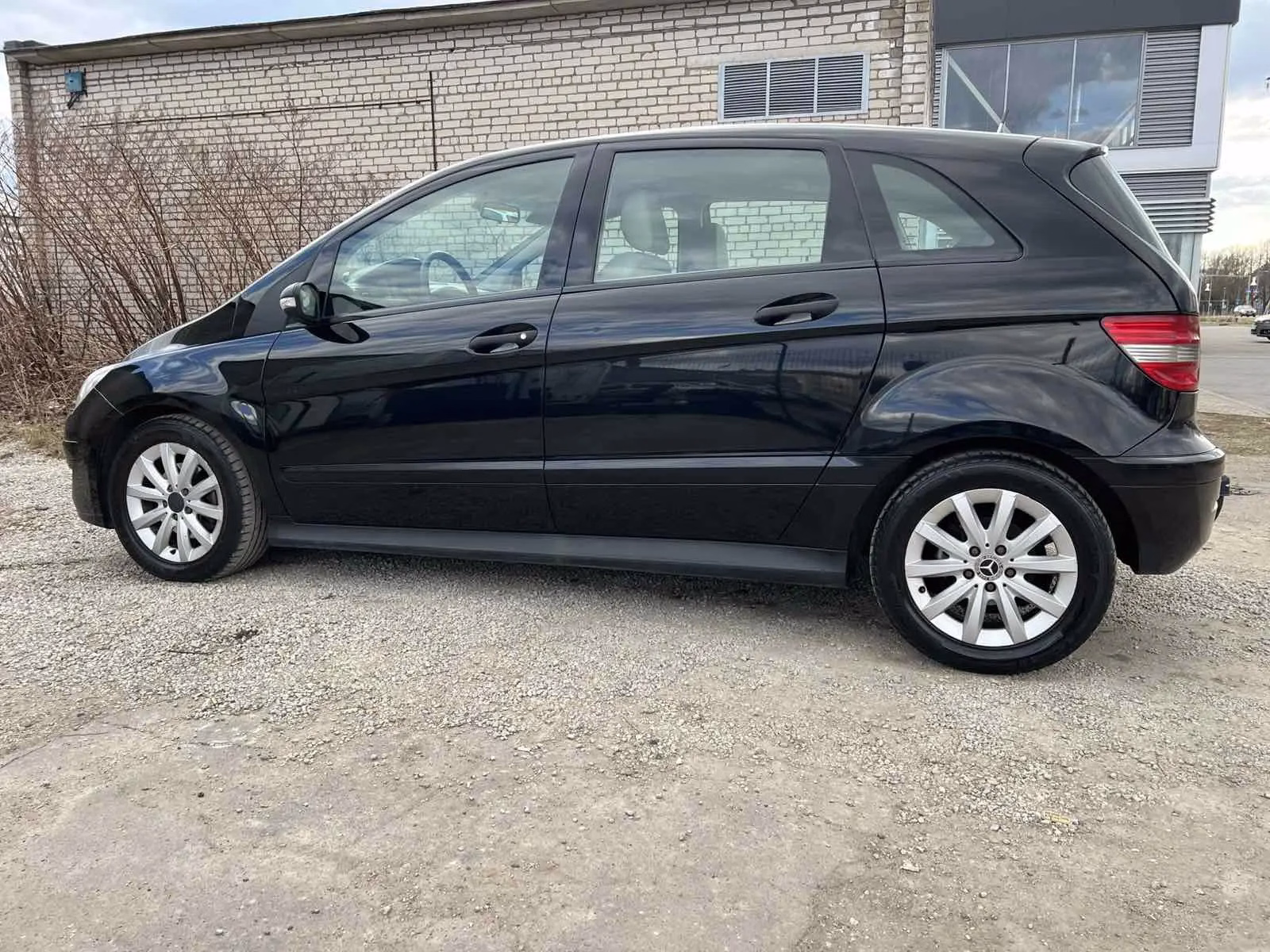 Mercedes-Benz B 180