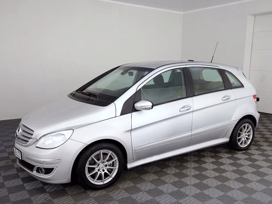 Mercedes-Benz B 180