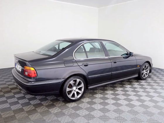BMW 523
